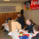 Frauke verliest das Protokoll der Generalversammlung 2012