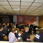 Polizeihauptkommissar Uwe Bollbach (stehend) unterrichtet zum Thema „Verkehrsverhalten bei Anspruchnahme von Sonderrechten“. Foto: B. Stache