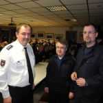 Uwe Bollbach (v.l.), Michael Hahn und Philipp Benecke (OFw Brelingen) bleiben nach dem Vortrag im Gespräch. Foto: B. Stache